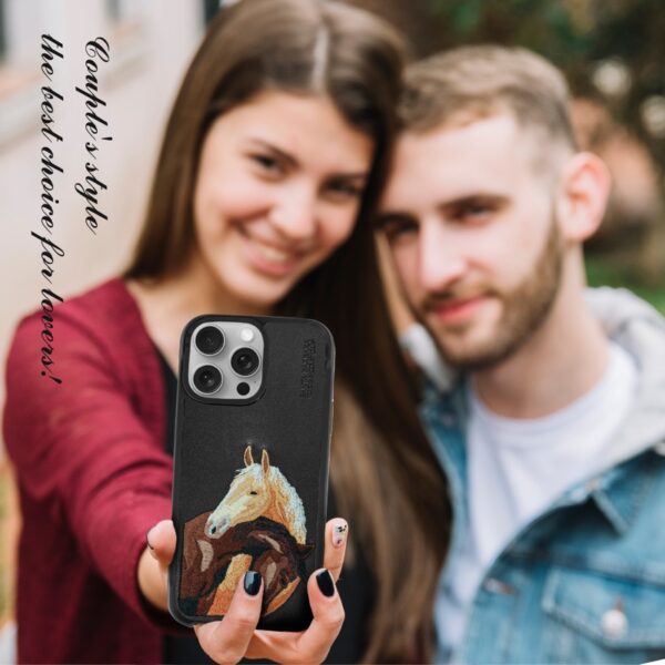 iPhone 16 - Santa Barbara Polo Isidore - Custodia premium con ricamo di cavalli, blu navy - immagine 4
